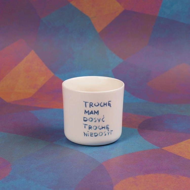 Trochę mam dosyć trochę niedosyt czarka z napisem czynie ceramics