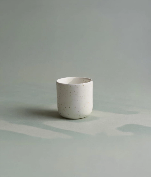 kubek z porcelany toczony na kole garncarskim, z drobinkami bazaltu Zakwas Studio