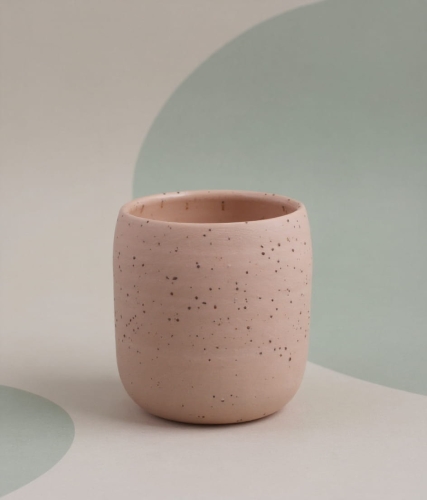 różowy kubek z porcelany z drobinkami bazaltu, toczony na kole garncarskim