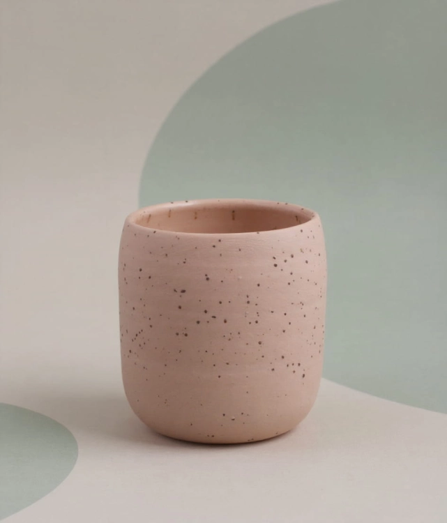 różowy kubek z porcelany z drobinkami bazaltu, toczony na kole garncarskim