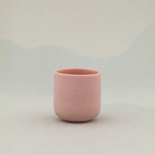 toczony na kole kubek, czarka 200 ml z porcelany barwionej w masie na ceglasto-różowy kolor