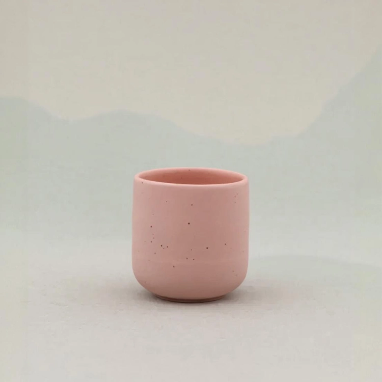 toczony na kole kubek, czarka 200 ml z porcelany barwionej w masie na ceglasto-różowy kolor