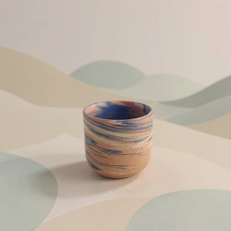 Kubek PopUp Niebko, toczony na kole kubek z barwionej porcelany z drobinkami bazaltu