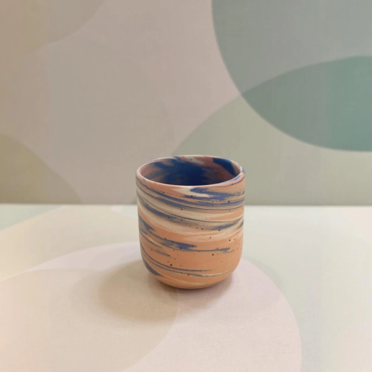 Kubek PopUp Niebko, toczony na kole kubek z barwionej porcelany z drobinkami bazaltu