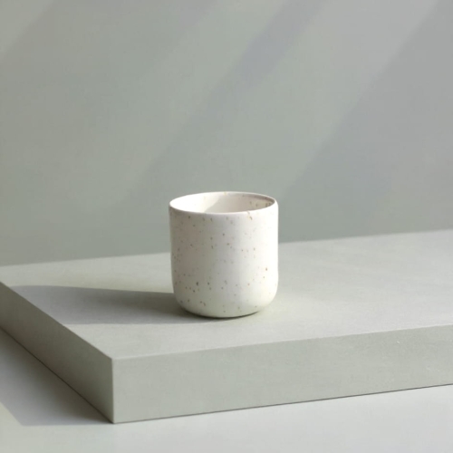 kubek z porcelany toczony na kole garncarskim, z drobinkami bazaltu Zakwas Studio