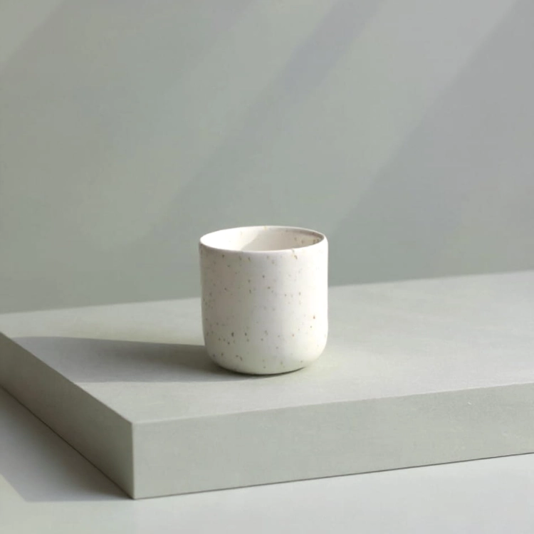 kubek z porcelany toczony na kole garncarskim, z drobinkami bazaltu Zakwas Studio