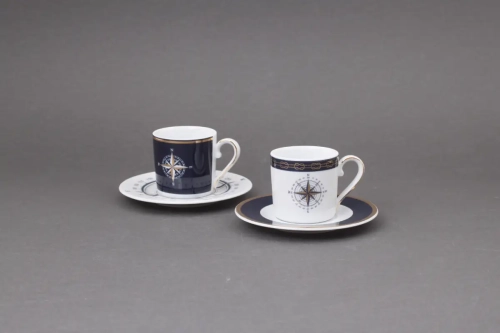 Para marynistycznych filiżanek espresso - biała z granatowym spodkiem i granatowa z białym.