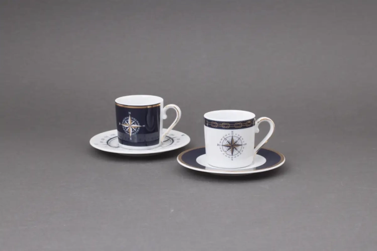 Para marynistycznych filiżanek espresso - biała z granatowym spodkiem i granatowa z białym.