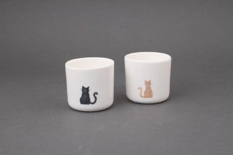 Porcelanowe kubeczki bez ucha z czarnym lub brązowym kotem. Czynie Ceramics