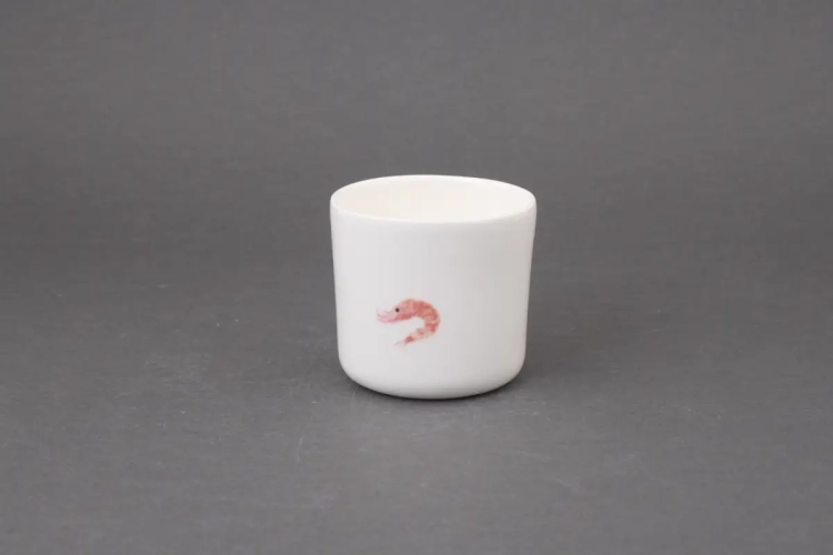 Porcelanowa czarka z rysunkiem czerwonej krewetki