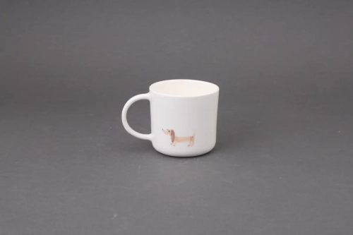 Porcelanowy kubek z uchem z rysunkiem jamnika Czynie Ceramics