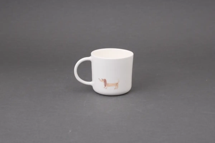Porcelanowy kubek z uchem z rysunkiem jamnika Czynie Ceramics