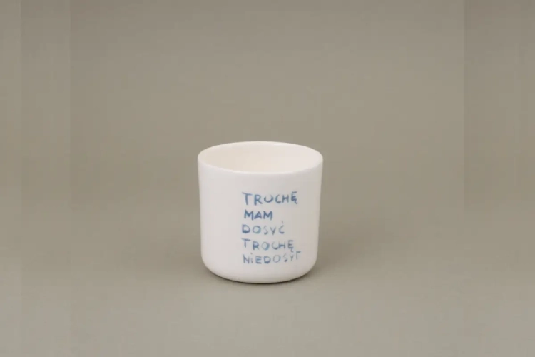 Trochę mam dosyć trochę niedosyt czarka z napisem czynie ceramics