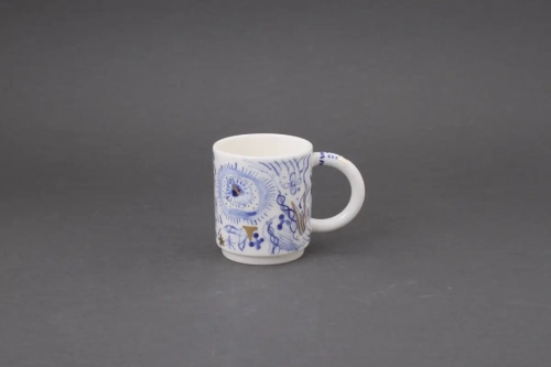Kubek z cienkiej i delikatnej porcelany, malowany złotem i kobaltem. Kabala Studio