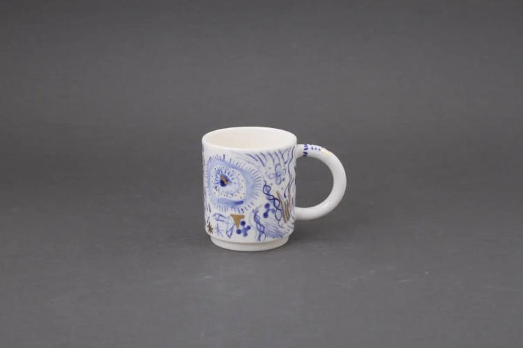 Kubek z cienkiej i delikatnej porcelany, malowany złotem i kobaltem. Kabala Studio