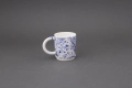 Kubek z cienkiej i delikatnej porcelany, malowany złotem i kobaltem. Kabala Studio