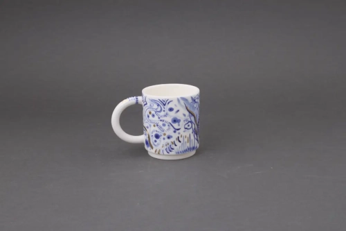 Kubek z cienkiej i delikatnej porcelany, malowany złotem i kobaltem. Kabala Studio