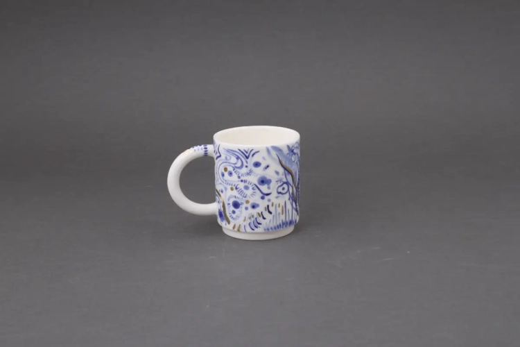 Kubek z cienkiej i delikatnej porcelany, malowany złotem i kobaltem. Kabala Studio