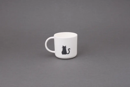 porcelanowy kubek z uchem z czarnym kotem