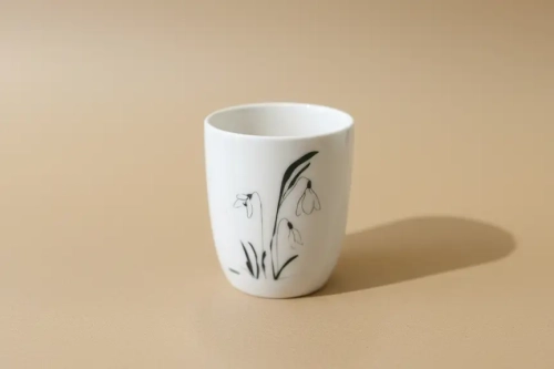 porcelanowa czarka z przebiśniegiem Hvilka