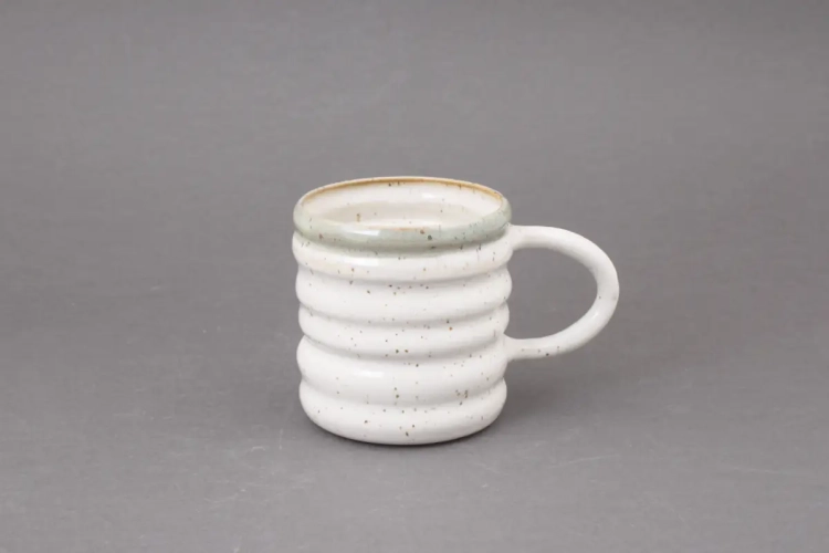 Kubek oponka z zielonym rantem Ronja Ceramics