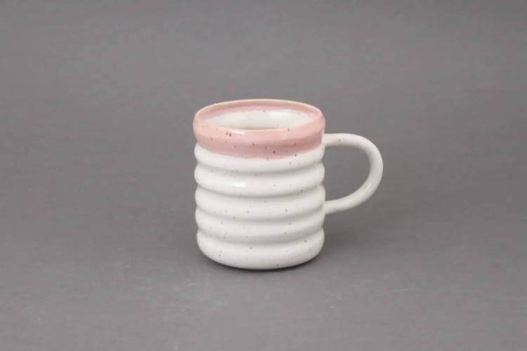 Kubek oponka z różowym rantem Ronja Ceramics