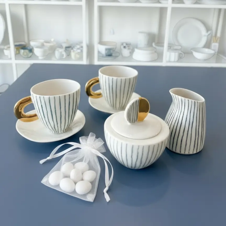 zestaw ślubny filiżanki z porcelany w paseczki