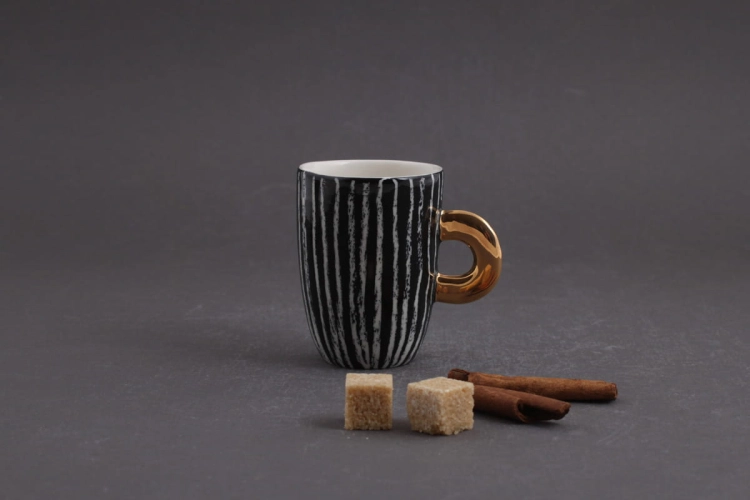 czarny kubeczek z porcelany