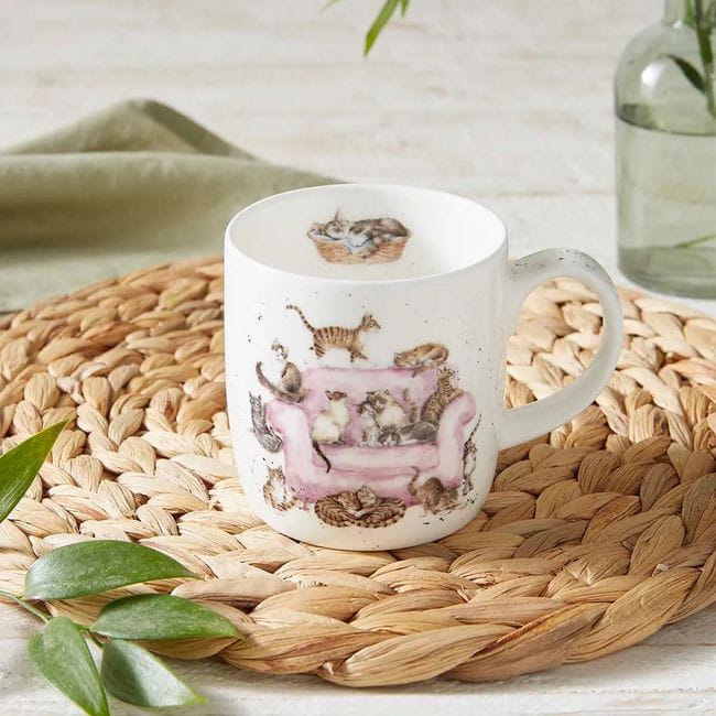 Kotki na Różowym Fotelu – Kubek Porcelanowy 310 ml